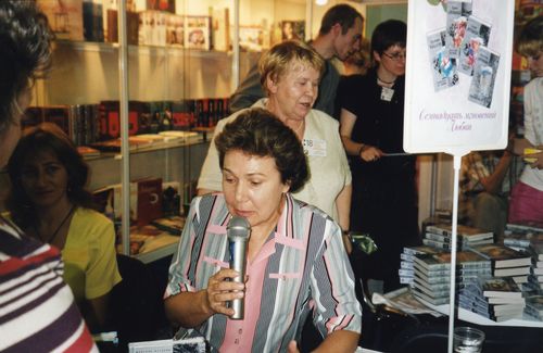 Выступление на международной книжной ярмарке, стенд издательства 'Центрполиграф', Москва, ВВЦ,сентябрь 2005